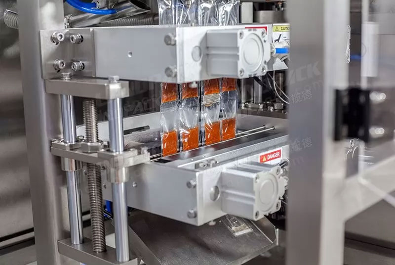 4 Lane Packing Machine For Liquid Products Containing Fine Particles
