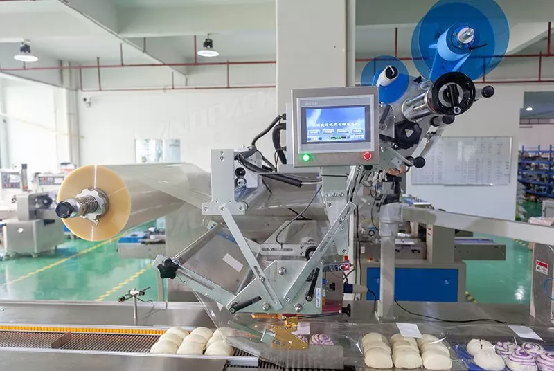 Automatic Flow Wrapping Machine With Labeling Function