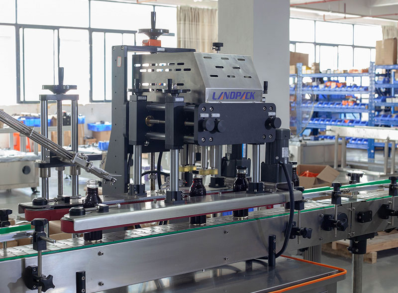 Fully Automatic 4 Heads Piston Pump Filling Production Line For Alcohol Liquor