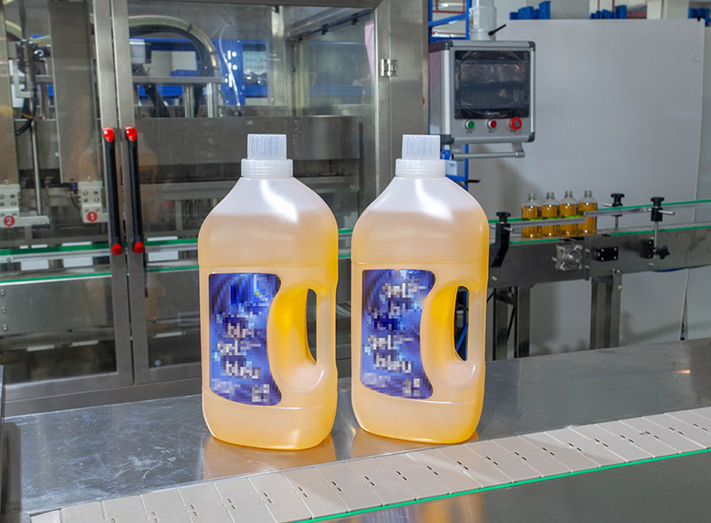 High Precision Chemical Liquid 4 Heads Plastic Bottle Tracking Type Filling Capping Labeling Line